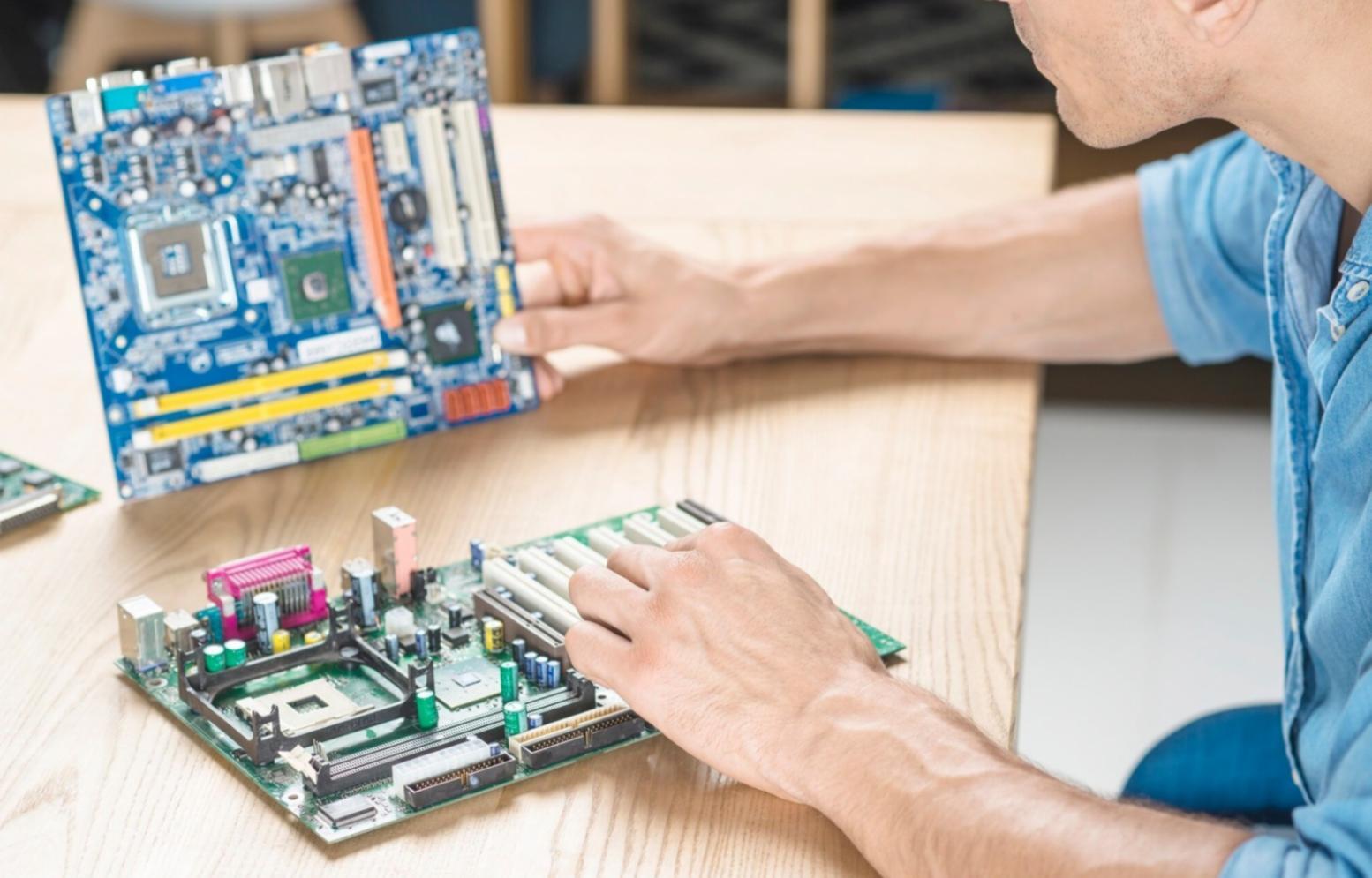 Systemadministrator arbeitet an Servern und Netzwerkkonfiguration